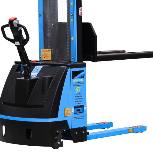 Empilhadeira elétrica tracionaria 5,40 m 1.600 kg com Bateria de Lítio e Carregador - PT16/54-F Empilhadeira elétrica tracionaria 5,40 m 1.600 kg com Bateria de Lítio e Carregador - PT16/54-F